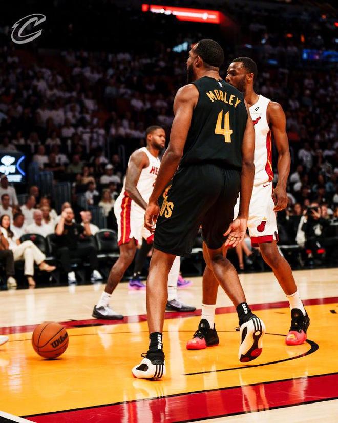 最多领先40分!骑士狂胜热火3-0夺赛点 阿伦22+10热巴22+9